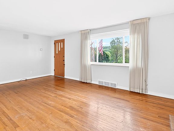 5th image of 3975 Green Valley Dr