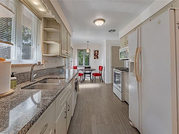 3rd image of 3313 Windgate Dr