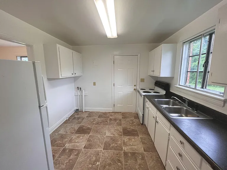 527 Elmhurst Rd — Photo 5