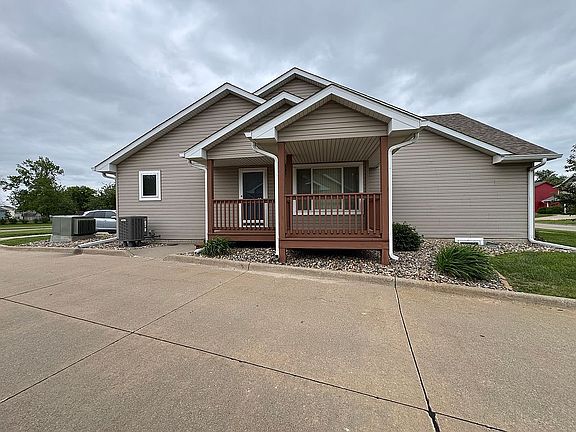 2nd image of 109 SW Hickory Gln