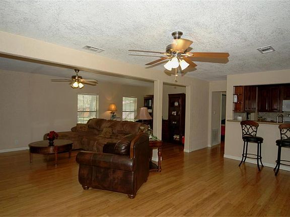 5th image of 106 Camellia St