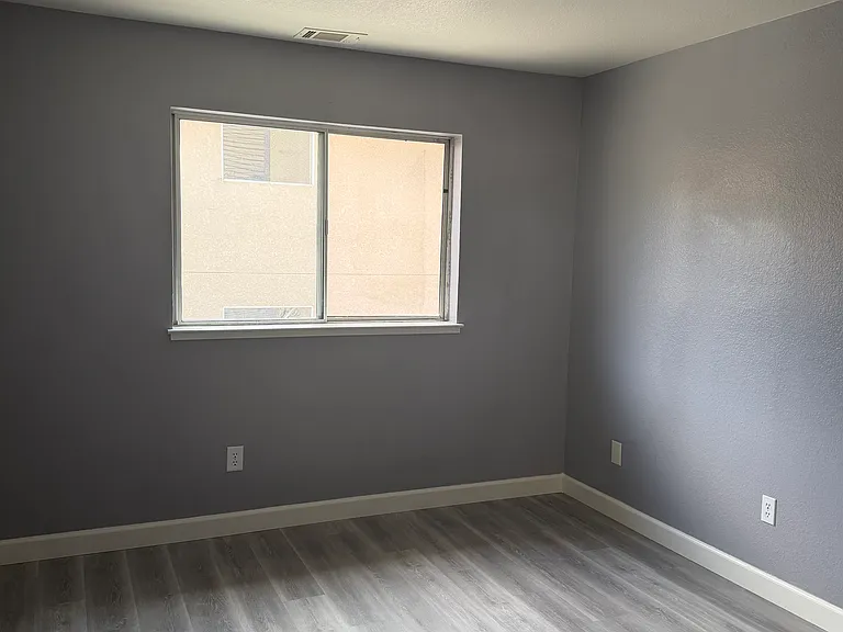 1147 Legend Cir — Photo 13