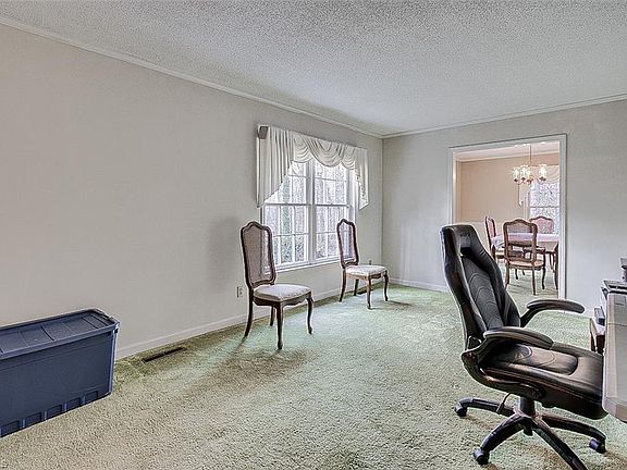 3rd image of 1211 Canterbury Trl