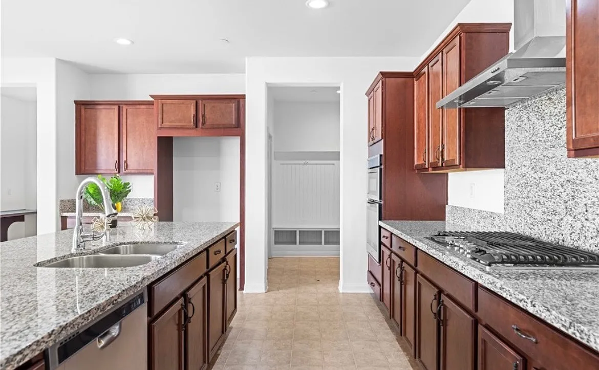 8 bed, 4299 sqft, $1,099 — Photo 2