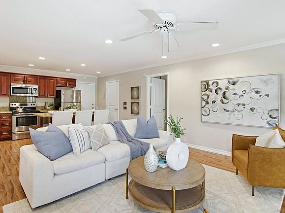 5th image of 1775 Diamond St Unit 220
