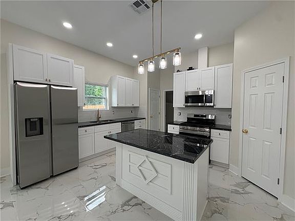 4th image of 2220 Riverbend Dr