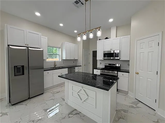2220 Riverbend Dr — Photo 4