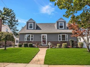 56 Hemlock St, Floral Park, NY 11001