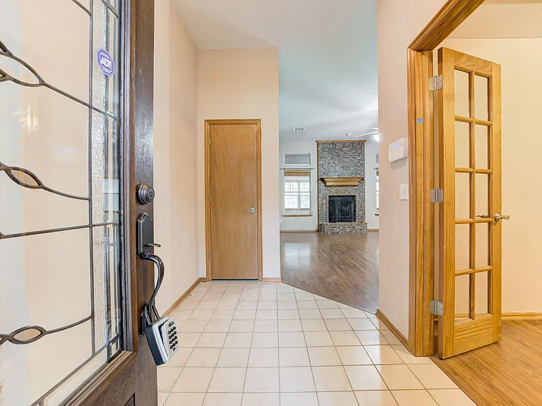 605 Eastview Dr — Photo 5