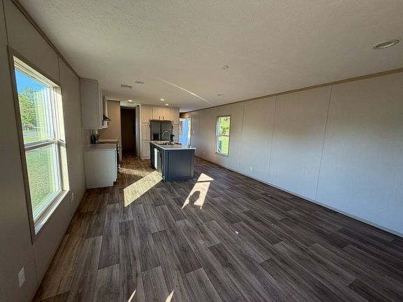 5th image of 150 Merritt Cir