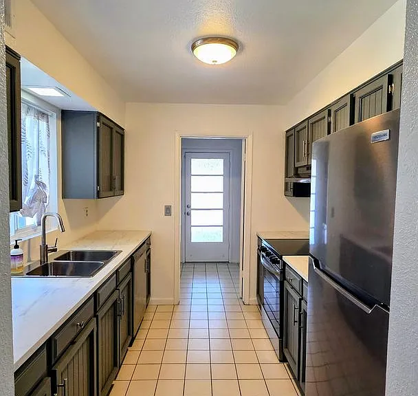 708 E Colgate Dr — Photo 10