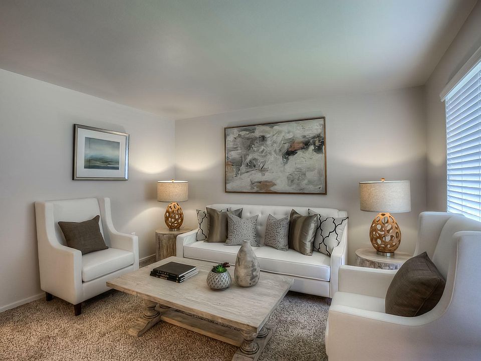Charming Dining Room at Viewcrest Village in Bremerton, WA