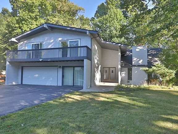 3rd image of 400 Shorewood Ct