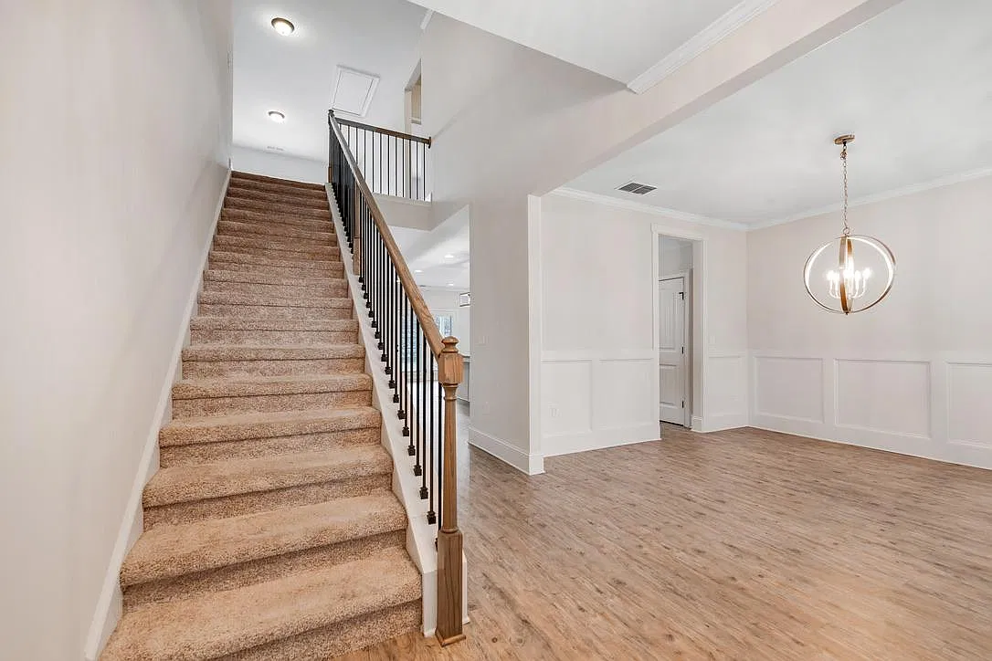 325 Broadmoor Dr — Photo 2