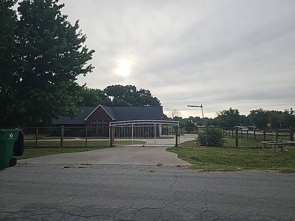 2nd image of 800 Oak Lane Dr