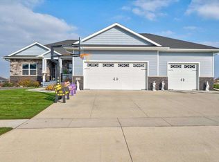 4828 Ironwood Dr, Cedar Falls, IA 50613