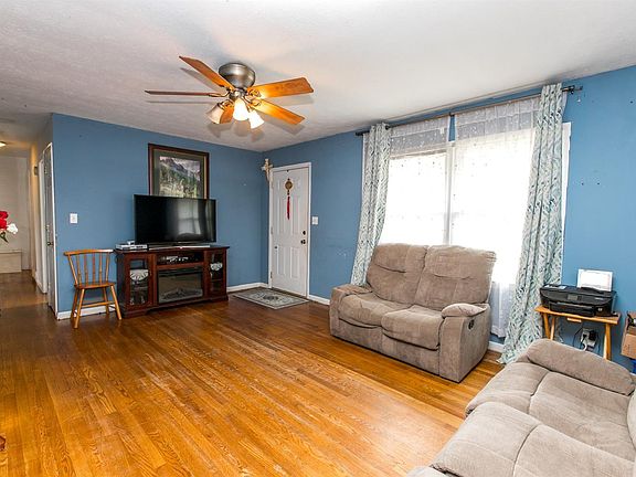 3rd image of 428 Hedgewood Dr