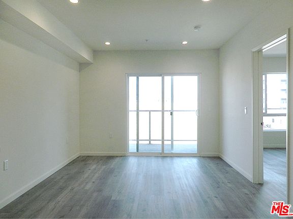 5th image of 1019 S Catalina St #318