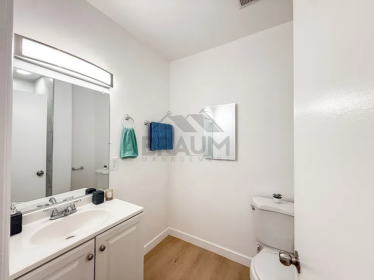 13129 OXNARD ST. — Photo 60