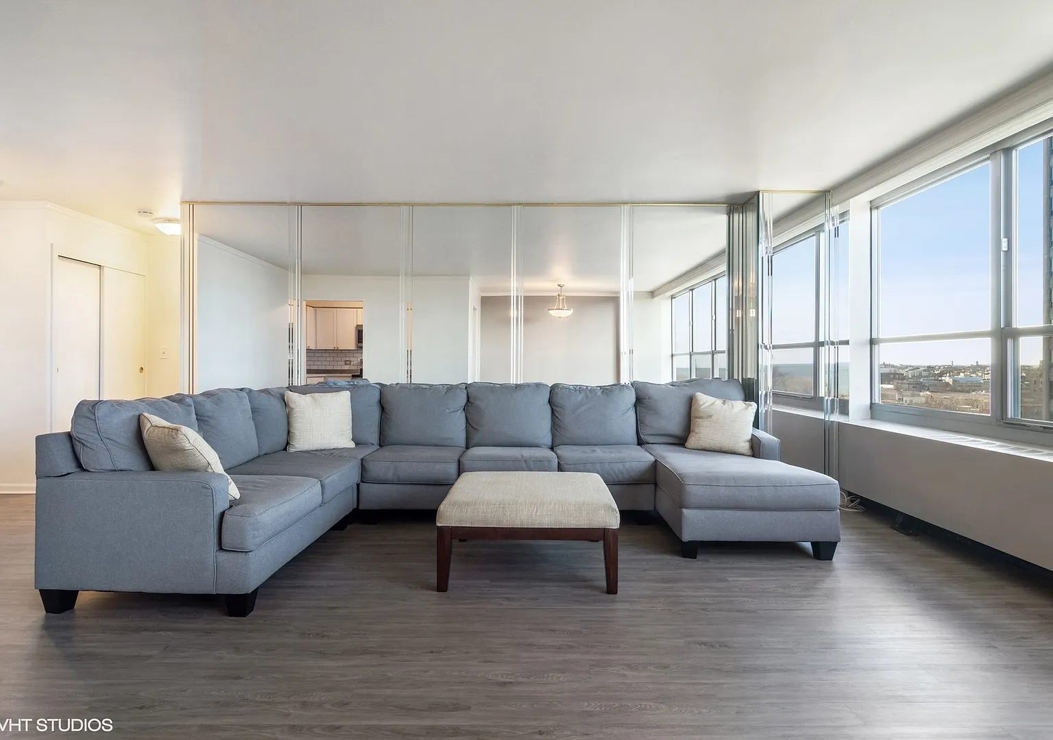 1 bed, 834 sqft, $2,400 — Photo 3