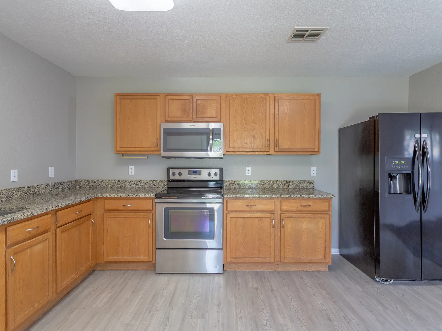 3 bed, 2.5 bath, 2408 sqft, $1,750 — Photo 4
