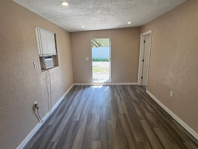 83 Glenmont Dr W #0 — Photo 7