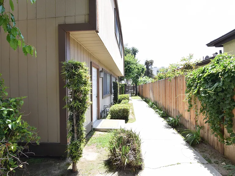 1295 Elm Ave #E — Photo 5