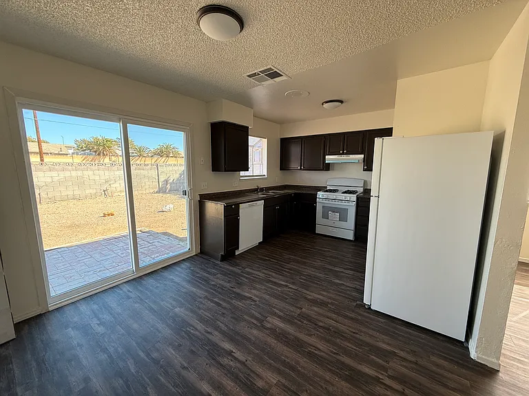 455 Ash St — Photo 16