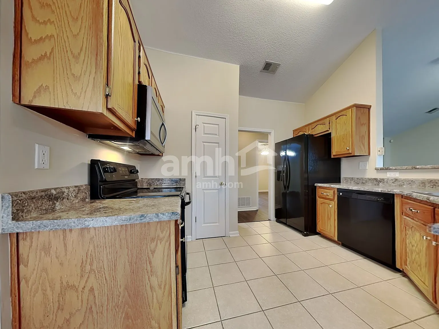 3 bed, 2.0 bath, 1604 sqft, $2,095 — Photo 3