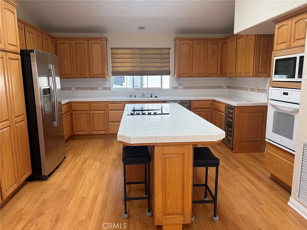 2 bed, 2.5 bath, 1638 sqft, $4,875 — Photo 2