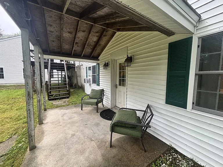 In Law: patio and private entrance