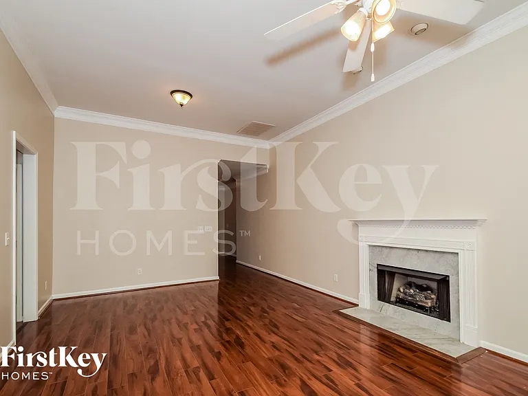 540 Enclave Cir — Photo 2