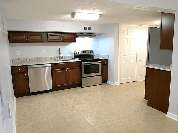 3rd image of 482 Hill St Front 480