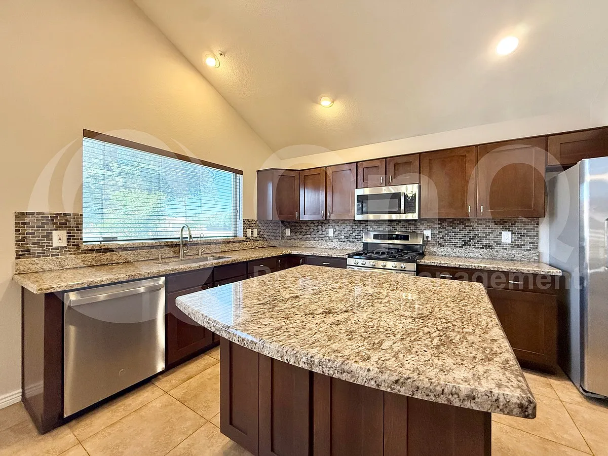 5 bed, 3.0 bath, 3175 sqft, $4,499 — Photo 2
