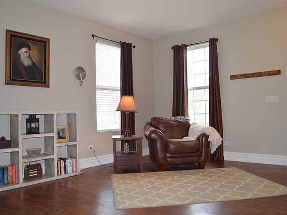 4th image of 811 Fleetwood Dr