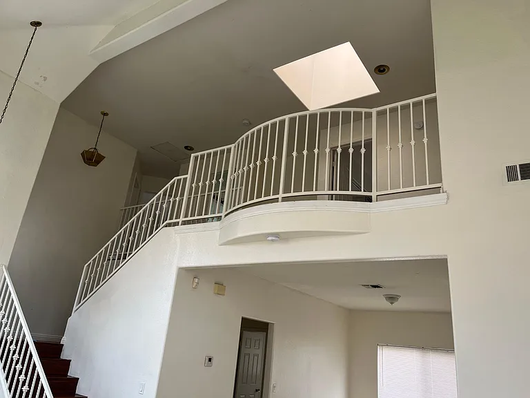 1233 Edinburg Ct — Photo 3