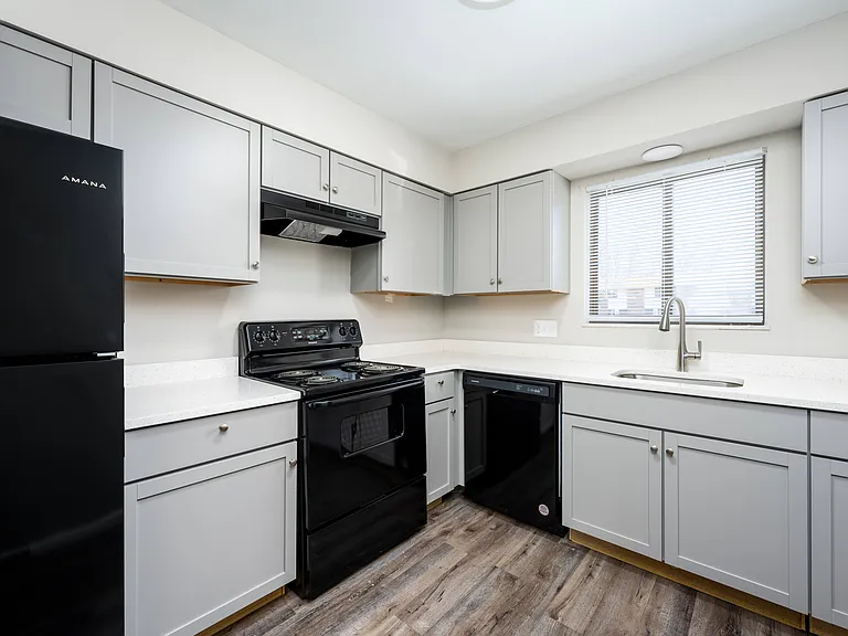 Black Hawk Apartments — Photo 16