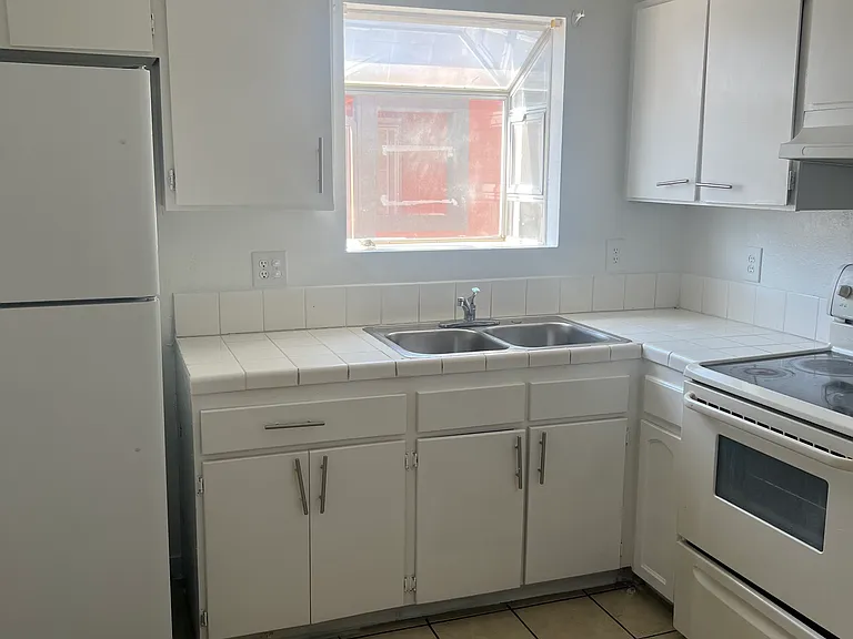 916 Snug Harbor St #B — Photo 2
