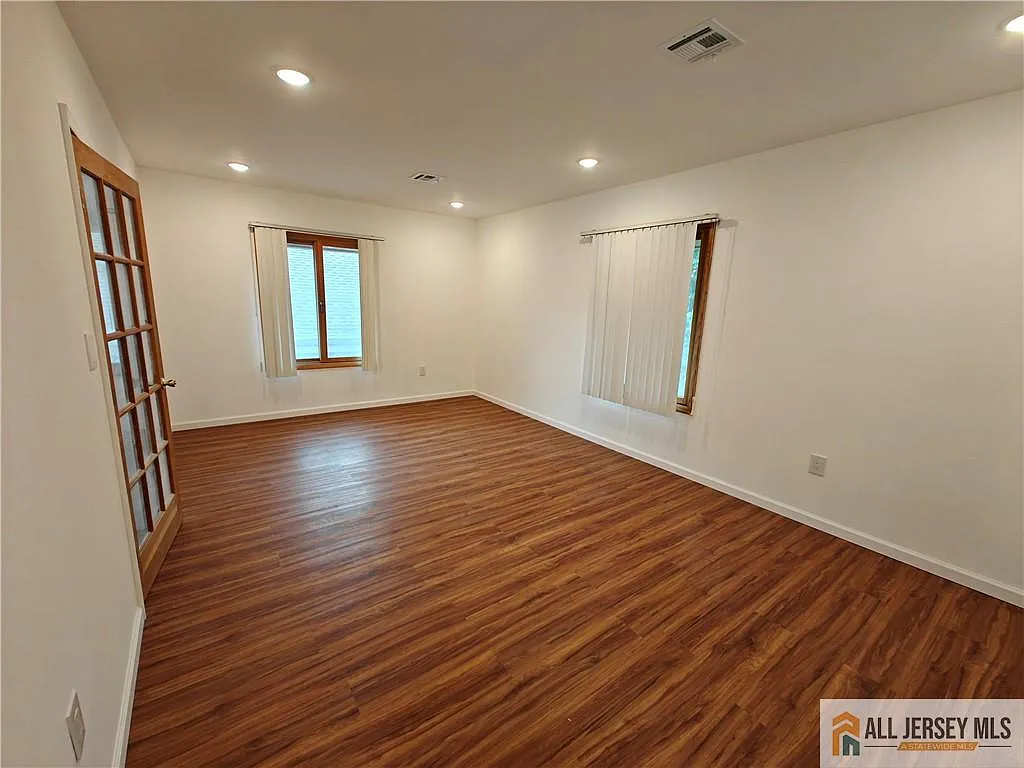 3 bed, 1.5 bath, 1500 sqft, $2,700 — Photo 3
