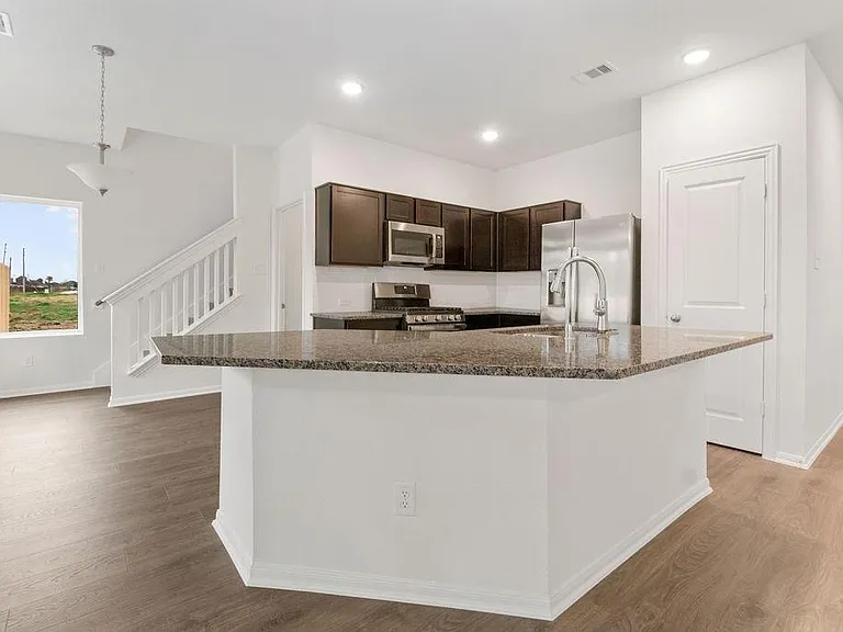 403 Magnolia St — Photo 8