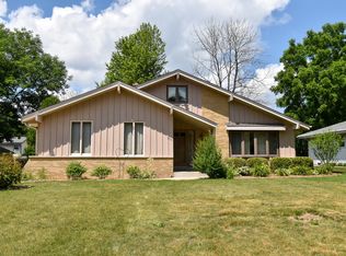 3275 S Regal Dr, New Berlin, WI 53151