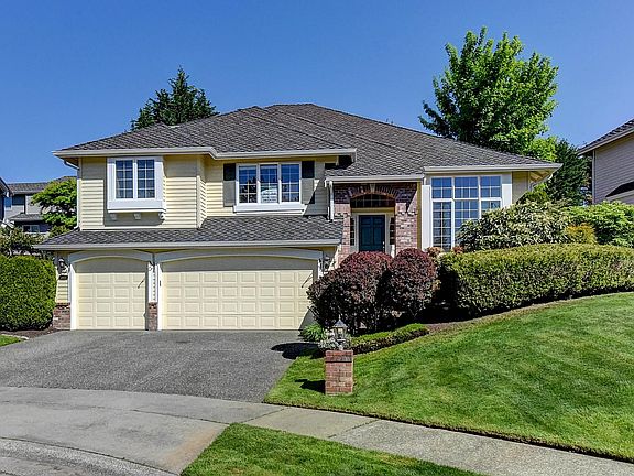 Beautiful Buchan House in immaculate condition and in a high end neighborhood