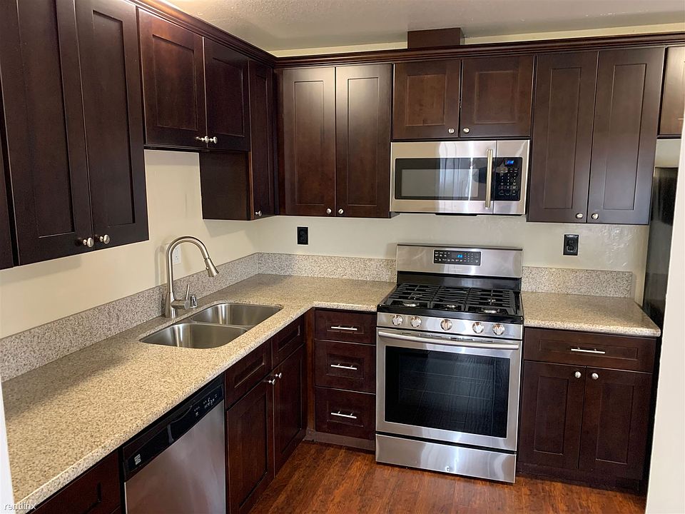 kitchen w/ microwave and microwave oven