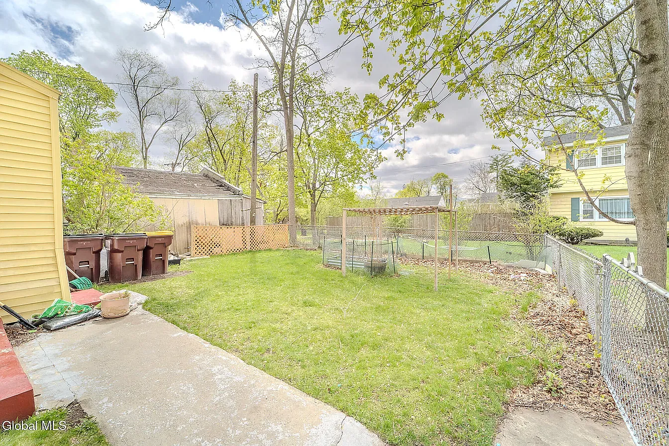 3 bed, 1100 sqft, $1,450 — Photo 3