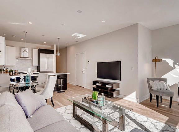 5th image of 1038 N Paulina St APT 2