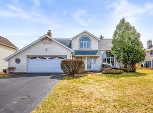 5947 King Hill Dr, Farmington, NY 14425