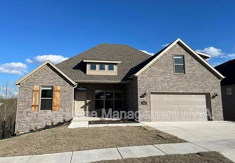 1574 Pershing St — Photo 1