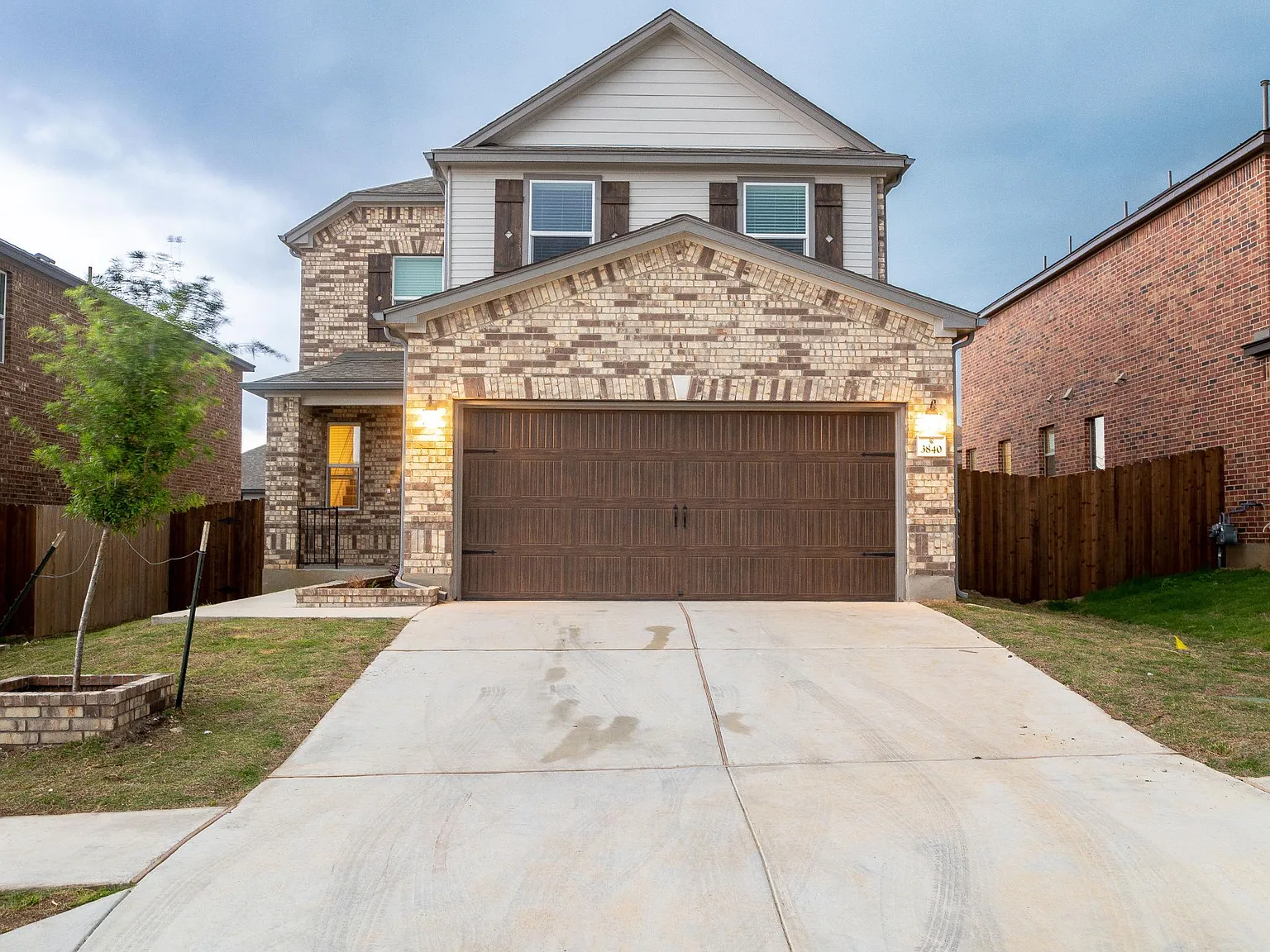 5 bed, 2.5 bath, 2802 sqft, $4,199 — Photo 2