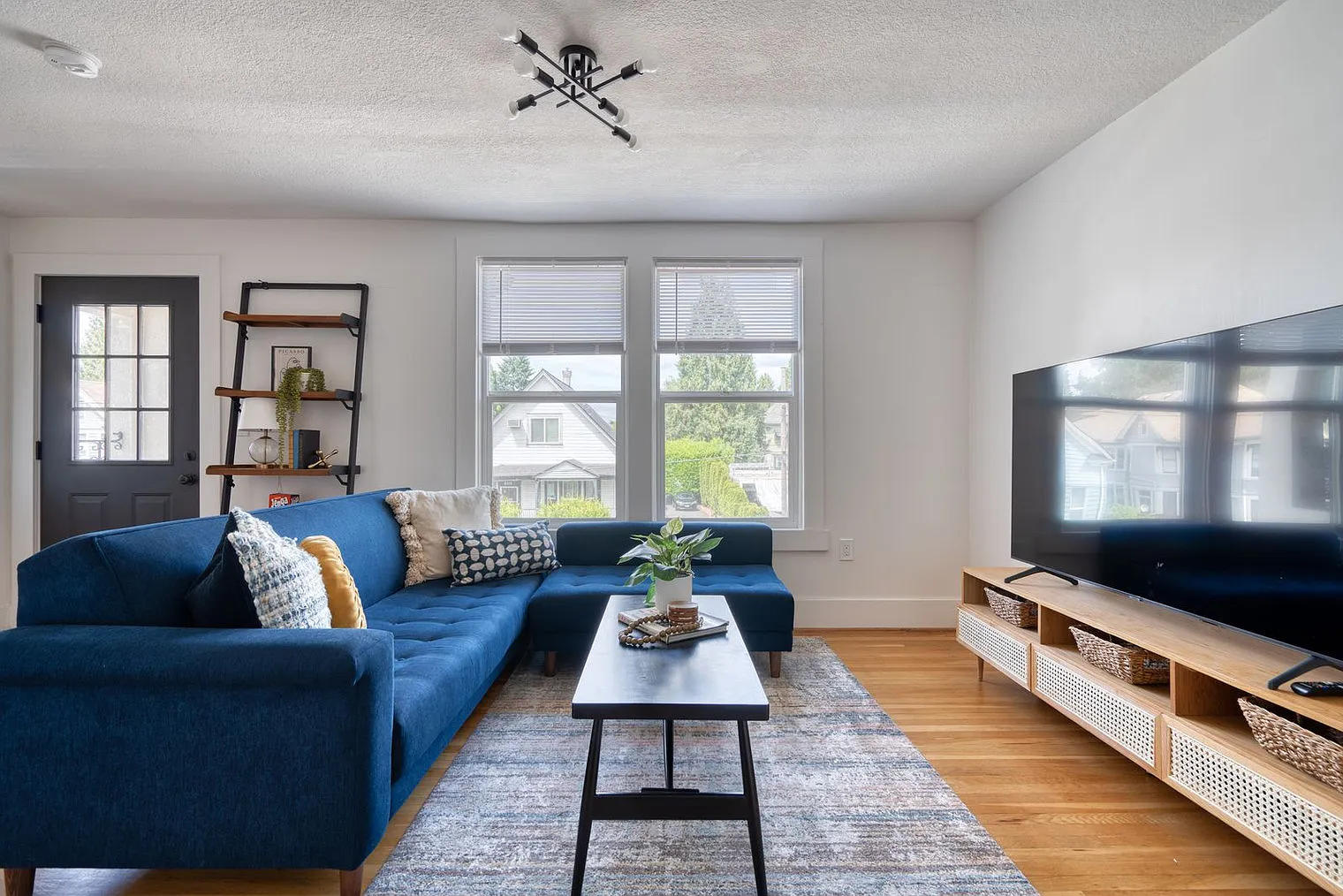 1 bed, 1.0 bath, 495 sqft, $2,556 — Photo 3