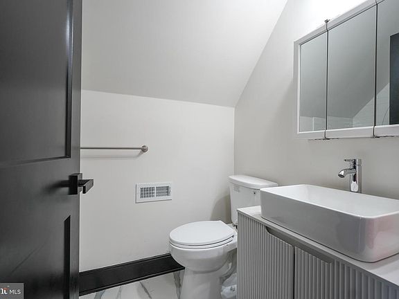 5th image of 21 Berkshire Ln